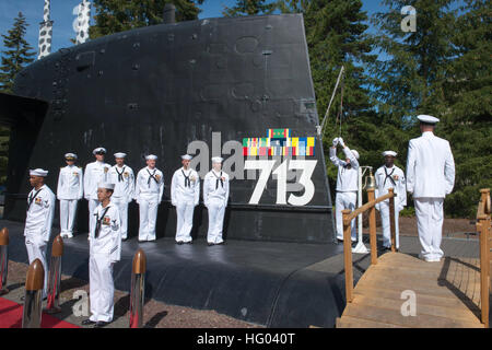 BANGOR, Wash. (Aug. 26, 2016) Sailors assigned to Los Angeles-class fast-attack submarine USS Houston (SSN 713) haul down the commissioning pennant during a decommissioning ceremony at Naval Base Kitsap Bangor. Houston concluded 33 years of service as the fourth U.S. warship to be named after Houston, Texas. (U.S. Navy photo by Mass Communication Specialist 1st Class Amanda R. Gray/Released) USS Houston Decommissions After 33 Years of Service 160826-N-UD469-140 Stock Photo