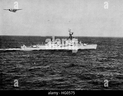 USS Radford (DD-446) underway at sea c1963 Stock Photo