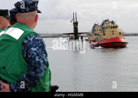 111005-N-HG315-001 SAN DIEGO (Oct. 5, 2011) Line handlers prepare to tie the Los Angeles-class fast-attack submarine USS La Jolla (SSN 701) to the pier at Naval Base Point Loma. La Jolla is in San Diego making a namesake port visit to the township of La Jolla. Sailors are scheduled to participate in several community service events with La Jolla area schools and a veteran's hospital. (U.S. Navy photo by Mass Communication Specialist 2nd Class Shannon Warner/Released) US Navy 111005-N-HG315-001 Line handlers prepare to tie the Los Angeles-class fast-attack submarine USS La Jolla (SSN 701) to th Stock Photo