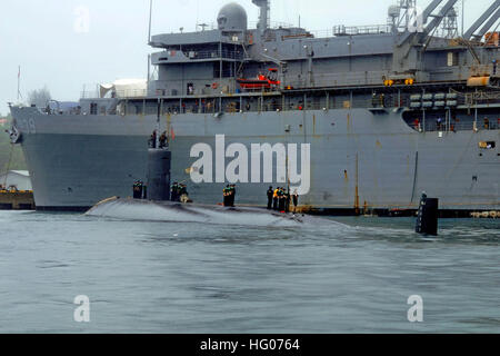 111013-N-QY759-027    SEPANGAR, Malaysia (Oct. 13, 2011) The Los Angeles-class attack submarine USS Columbia (SSN 771) makes her final approach to moor outboard of the submarine tender USS Emory S. Land (AS 39) at Kota Kinabalu Naval Base in Sepangar, Malaysia.  Emory S. Land and Columbia are visiting Malaysia as part of a theater security cooperation and friendship mission in the region.  (U.S. Navy photo by Mass Communication Specialist 1st David R. Krigbaum/Released) US Navy 111013-N-QY759-027 he Los Angeles-class attack submarine USS Columbia (SSN 771) makes her final approach to moor outb Stock Photo