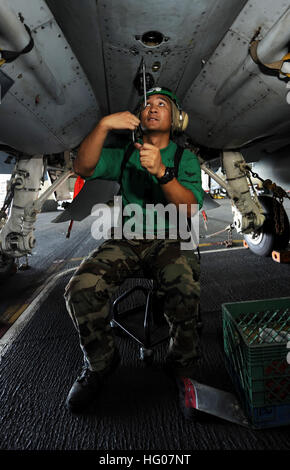 111024-N-OY799-085 ARABIAN SEA (Oct. 24, 2011) Aviation Structural Mechanic (Equipment) 3rd Class Jasper Cruz, from Los Angeles, removes panels on an F/A-18C Hornet assigned to the Warhawks of Strike Fighter Squadron (VFA) 97 aboard the Nimitz-class aircraft carrier USS John C. Stennis (CVN 74). John C. Stennis is deployed to the U.S. 5th Fleet area of responsibility conducting maritime security operations and support missions as part of Operations Enduring Freedom and New Dawn. (U.S. Navy photo by Mass Communication Specialist 3rd Class Kenneth Abbate/Released) US Navy 111024-N-OY799-085 Avia Stock Photo