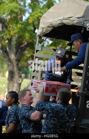 111031-N-WW409-212 BANGKOK (Oct. 31, 2011) Sailors assigned to the guided missile destroyer USS Mustin (DDG 89), help load packaged supplies with the Royal Thai Navy at the Bangna Navy Golf Course during a community service event. While in port, the crew of Mustin will participate in community service projects in an effort to build upon existing ties between the two nations. (U.S. Navy photo by Mass Communication Specialist 1st Class Jennifer A. Villalovos/Released) US Navy 111031-N-WW409-212 Sailors from USS Mustin (DDG 89) help load packaged supplies Stock Photo