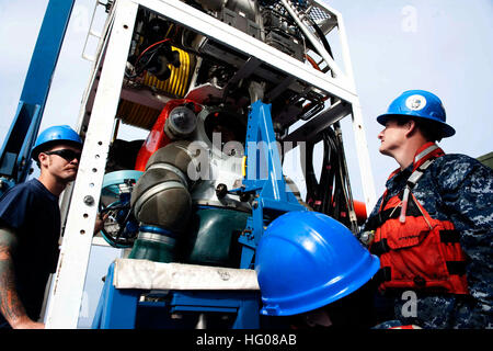 111103-N-JN664-002 SAN DIEGO (Nov. 3, 2011) Sailors assigned to Deep Submergence Unit (DSU) help civilian diver Justin Lashley resurface from the ocean inside an Atmospheric Dive System aboard the surface support ship Hornbeck Offshore Ship Dominator during exercise CHILEMAR III. The annual exercise between Chilean and U.S. Navy forces simulates submarine rescue operations. (U.S. Navy photo by Mass Communication Specialist Seaman Apprentice Karolina A. Martinez/Released) US Navy 111103-N-JN664-002 Sailors assigned to Deep Submergence Unit (DSU) help civilian diver Justin Lashley resurface from Stock Photo