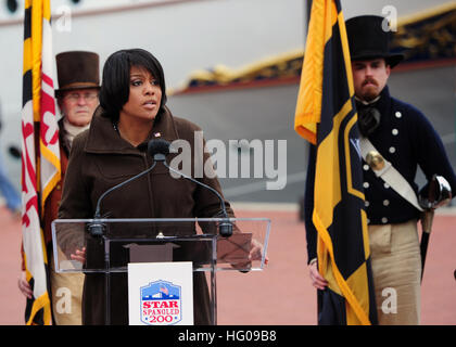 111117-N-KV696-159 BALTIMORE (Nov. 17, 2011) Baltimore Mayor Stephanie Rawlings-Blake delivers remarks during the announcement of the Navy's commemoration of the Bicentennial of the War of 1812 and Maryland's Star-Spangled Sailabration at the Baltimore Inner Harbor. The Sailabration will be the fourth of 12 large-scale commemorative events held on the East and Gulf Coast, and the Great Lakes. (U.S. Navy photo by Mass Communication Specialist 2nd Class Kiona Miller/Released) US Navy 111117-N-KV696-159 Baltimore Mayor Stephanie Rawlings-Blake delivers remarks during the announcement of the Navy' Stock Photo