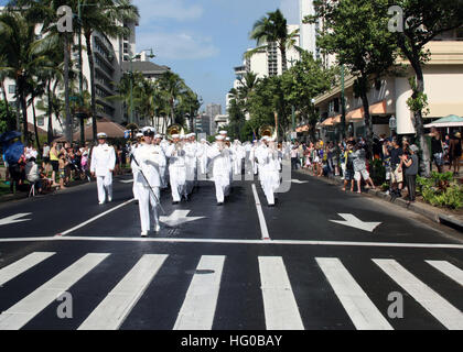 111217-N-TT584-007 WAIKIKI, Hawaii (Dec. 17, 2011) The U.S. Pacific Fleet Marching Band participates in a parade honoring members of the 100th Infantry Battalion, 442nd Regimental Combat Team, and the Military Intelligence Service. The three Army units were recently awarded the Congressional Gold Medal by the U.S. Congress. (U.S. Navy photo by Musician 2nd Class Selina Gentkowski/Released) US Navy 111217-N-TT584-007 The U.S. Pacific Fleet Marching Band participates in a parade honoring members of the 100th Infantry Battalion, 442nd Re Stock Photo