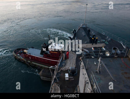 111219-N-NR955-029  MOOREHEAD CITY, N.C. (Dec. 19, 2011) Tugboats assist the Whidbey Island-class amphibious dock landing ship USS Gunston Hall (LSD 44) as the ship pulls into Moorehead City, N.C. for Marine offload of the 24th Marine Expeditionary Unit (24th MEU). Gunston Hall is underway participating in Composite Training Unit Exercise, a major requirement for the Iwo Jima Amphibious Ready Group certification for deployment. (U.S. Navy photo by Mass Communication Specialist 3rd Class Lauren G. Randall/Released) US Navy 111219-N-NR955-029 Tugboats assist the Whidbey Island-class amphibious d Stock Photo