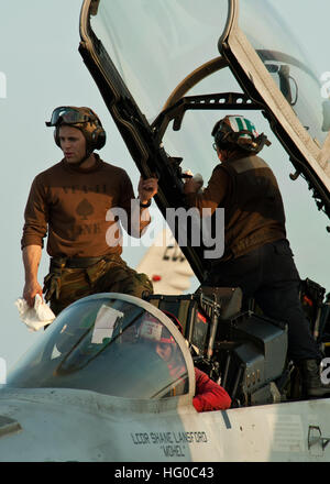 120105-N-BT887-108  ARABIAN SEA (Jan. 5, 2012) Sailors clean the canopy of an F/A-18F Super Hornet from the Black Aces of Strike Fighter Squadron (VFA) 41 aboard the Nimitz-class aircraft carrier USS John C. Stennis (CVN 74). John C. Stennis is deployed to the U.S. 5th Fleet area of responsibility conducting maritime security operations and support missions as part of Operation Enduring Freedom. (U.S. Navy photo by Mass Communication Specialist 3rd Class Benjamin Crossley/Released) US Navy 120105-N-BT887-108 Sailors clean the canopy of an F-A-18F Super Hornet from the Black Aces of Strike Figh Stock Photo