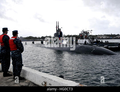 120117-N-UK333-020 JOINT BASE PEARL HARBOR-HICKAM, Hawaii  (Jan. 17, 2012) The Los Angeles-class fast-attack submarine USS Houston (SSN 713) arrives at her new homeport, Joint Base Pearl Harbor-Hickam, after completing a change of homeport from Commander, Submarine Squadron 15 in Apra Harbor, Guam. Houston is the forth ship to be named after the Texas city and is capable of conducting anti-surface and anti-submarine operations along with guided-missile strike operations using conventional tomahawk land attack missiles. (U.S. Navy photo by Mass Communication Specialist 2nd Class Ronald Gutridge Stock Photo