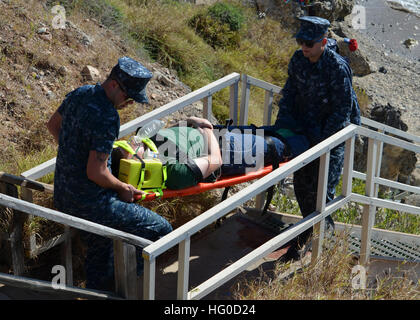 120119-N-CD652-003 GUANTANAMO BAY (Jan. 19, 2012) Emergency Technician (EMT) trainees Hospitalmen Paul Boss and Kevin Corcoran carry simulated fall victim Hospitalman William Jennings during a field training exercise at Guantanamo Bay.  The trainees are halfway through a month-long course that will qualify them as nationally registered EMTs. Because of its isolation, U.S Naval Hospital Guantanamo Bay is the only Naval medical facility which offers Navy Corpsmen the opportunity to train to become EMTs through the hospital.  (U.S. Navy Photo by Stacey Byington/Released) US Navy 120119-N-CD652-00 Stock Photo