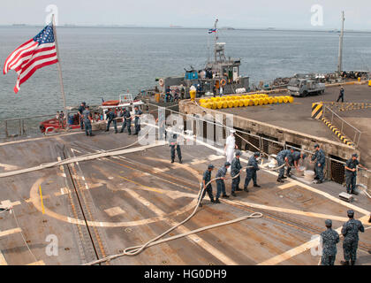 120129-N-OH194-004 MANILA, Philippines (Jan. 29, 2012) Sailors secure mooring lines as the guided-missile destroyer USS Wayne E. Meyer (DDG 108) moors in Manilia. Wayne E. Meyer is deployed to the U.S. 7th Fleet area of responsibility conducting maritime security operations. (U.S. Navy photo by Mass Communication Specialist 1st Class Grant P. Ammon/Released) US Navy 120129-N-OH194-004 Sailors secure mooring lines as the guided-missile destroyer USS Wayne E. Meyer (DDG 108) moors in Manilia. Wayne E. Mey Stock Photo