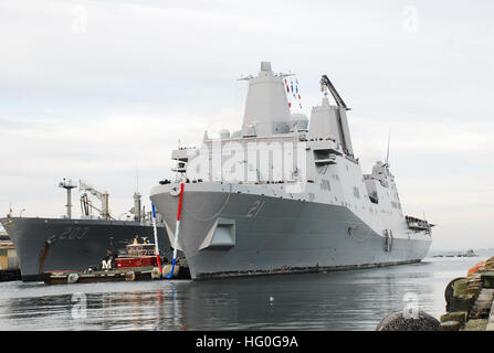 NORFOLK (Dec. 20, 2012) The amphibious transport dock ship USS New York (LPD 21) arrives at Naval Station Norfolk after a deployment to the U.S. 5th and 6th Fleet areas of responsibility. New York returned to Naval Station Norfolk after a scheduled deployment to the U.S. 5th and 6th Fleet areas of responsibility supporting Operation Enduring Freedom, Exercises African Lion, Eager Lion, International Mine Countermeasure Exercise 2012, and maritime security operations and theater security cooperation efforts in the Mediterranean and Arabian Seas. New York is built with 7 ½ tons of steel salvaged Stock Photo