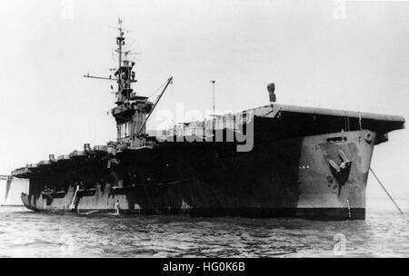 USS Munda (CVE-104) in San Francisco Bay 1945 Stock Photo