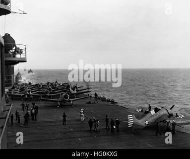 USS Enterprise (CV-6) flight deck early 1942 Stock Photo: 130323616 - Alamy