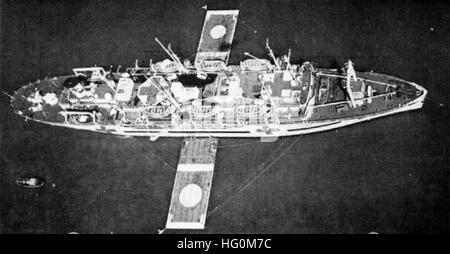 USS Haven (AH-12) with helo platforms off Korea 1952 Stock Photo