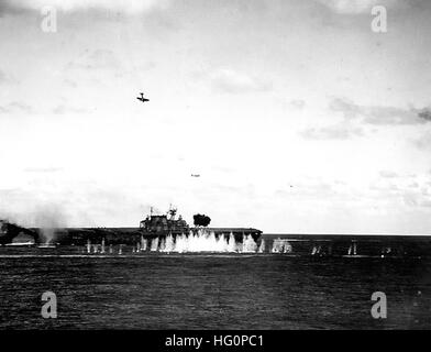 USS Hornet (CV-8) during battle of the Santa Cruz Islands Stock Photo