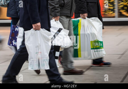 ARCHIVE - An archive image dated 22 December 2016 shows people carrying full shopping bags walking along a shopping strip in Frankfurt, Germany. The German Federal Statistic Office is releasing the inflation rate for December 2016 on 03 January 2017. Photo: Frank Rumpenhorst/dpa Stock Photo