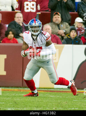 New York Giants wide receiver Dwayne Harris (17) runs back a kick