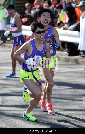 Kanagawa, Japan. 3rd Jan, 2017. (L to R) Yuki Murakami, Daichi Fujita () Athletics : The 93rd Hakone Ekiden, Tokyo-Hakone Round-Trip College Ekiden Race, Tsurumi Relay place in Kanagawa, Japan . © Jun Tsukida/AFLO SPORT/Alamy Live News Stock Photo