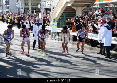 Kanagawa, Japan. 3rd Jan, 2017. (L to R) Takuya Kumashiro (), Kazuma Yamazaki (), Hiroyuki Sakaguchi (), Hayato Watanabe), Akito Terui ( ) Athletics : The 93rd Hakone Ekiden, Tokyo-Hakone Round-Trip College Ekiden Race, Tsurumi Relay place in Kanagawa, Japan . © Jun Tsukida/AFLO SPORT/Alamy Live News Stock Photo