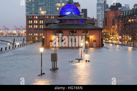Hamburg, Germany. 4th Jan, 2017. The fish market is flooded during a storm tide in Hamburg, Germany, 4 January 2017. Storm 'Axel' is causing storm tides on the coasts of the North and Baltic Seas. Photo: Daniel Reinhardt/dpa/Alamy Live News Stock Photo