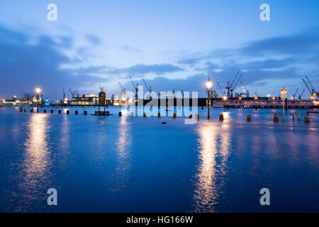 Hamburg, Germany. 4th Jan, 2017. The fish market is flooded during a storm tide in Hamburg, Germany, 4 January 2017. Storm 'Axel' is causing storm tides on the coasts of the North and Baltic Seas. Photo: Daniel Reinhardt/dpa/Alamy Live News Stock Photo