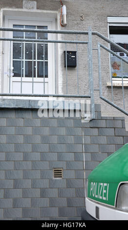 Lauterecken, Germany. 04th Jan, 2017. A police vehicle is parked outside a house where the police found more than 110 kilograms of pyrotechnic material during a search on 02 January 2017 in Lauterecken, Germany, 04 January 2017. Two detained men are being investigated on suspicion of violation of the explosives law and for preparing a severe criminal offence. According to the district attorney's office, they had planned an explosives attack in Kaiserslautern on New Year's Eve 2016. The explosives are to be recovered from the house on 08 January 2017. Photo: Harald Tittel/dpa/Alamy Live News Stock Photo