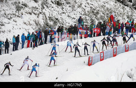 Oberstdorf, Germany. 04th Jan, 2017. Cross-country skiers ski in the women's pursuit race during the FIS Tour de Ski in Oberstdorf, Germany, 04 January 2017. The Tour de Ski is taking place on 03 and 04 January 2017 in Oberstdorf. Photo: Karl-Josef Hildenbrand/dpa/Alamy Live News Stock Photo