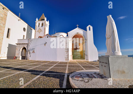 Portugal: Statue of Rainha Santa Isabel and small chapel Nosso Senhor dos Inocentes in Estremoz Stock Photo