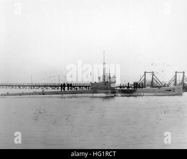 USS R-21 (SS-98) starboard view Stock Photo - Alamy