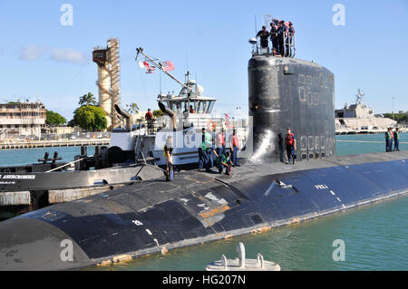 The Virginia-class fast attack submarine USS Hawaii (SSN 776) departs for the at-sea portion of Rim of the Pacific (RIMPAC) Exercise 2014. Twenty-two nations, more than 40 ships and submarines, about 200 aircraft and 25,000 personnel are participating in Exercise RIMPAC from June 26 to Aug. 1 in and around the Hawaiian Islands and Southern California. The world's largest international maritime exercise, RIMPAC provides a unique training opportunity that helps participants foster and sustain the cooperative relationships that are critical to ensuring the safety of sea lanes and security on the  Stock Photo