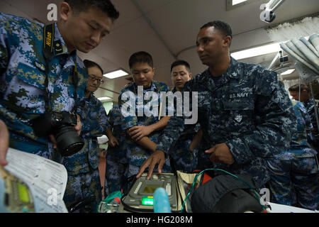 Hospital Corpsman 1st Class Cortez Brown demonstrates how to operate a ventilator to People's Republic of China, People's Liberation Army (Navy) medical personnel during a mass casualty drill aboard the Military Sealift Command hospital ship USNS Mercy (T-AH 19). Medical personnel from Australia, Canada, China, the Republic of the Philippines, Singapore and the United States were engaged in a medical exchange taking place during Rim of the Pacific (RIMPAC) Exercise 2014. Twenty-two nations, 49 ships and submarines, more than 200 aircraft and 25,000 personnel are participating in RIMPAC exercis Stock Photo