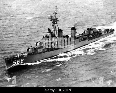 USS Wren (DD-568) underway in the 1950s Stock Photo