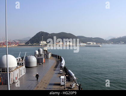 U.S. 7th Fleet flagship USS Blue Ridge (LCC 19) prepares to pull into Busan for a port visit. Blue Ridge port visits strengthen positive military-to-military relationships based on common interests related to maritime security, counterterrorism, defense, trade and security of the Indo-Asia-Pacific region. (U.S. Navy Photo by Mass Communication Specialist 2nd Class Jeff Troutman) USS Blue Ridge arrives in Busan 140812-N-ON468-092 Stock Photo