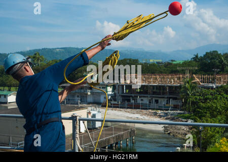 Boatswain’s Mate Seaman Shaquille Cary, from Gastonia, Okla., throws a heaving line from the foc’sle of amphibious dock landing ship USS Germantown (LSD 42) as the ship arrives in Subic Bay, Philippines for Amphibious Landing Exercise (PHIBLEX). PHIBLEX is an annual bilateral training exercise conducted with the Armed Forces of the Philippines. Germantown is part of the Peleliu Expeditionary Strike Group, commanded by Rear Adm. Hugh Wetherald, and is conducting joint forces exercises in the U.S. 7th Fleet area of responsibility. (U.S. Navy photo by Mass Communication Specialist Seaman Apprenti Stock Photo