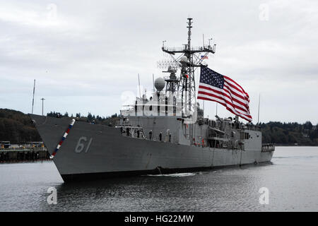 141030-N-AI901-002 EVERETT, Wash. (Oct. 30, 2014) The guided-missile frigate USS Ingraham (FFG 61) prepares to moor at Naval Station Everett following a deployment to the U.S. 4th Fleet area of responsibility. Ingraham is scheduled to be decommissioned Nov. 12. (U.S. Navy photo by Senior Chief Mass Communication Specialist Eric J. Harrison/Released) USS Ingraham (FFG-61) returns from final deployment in October 2014 Stock Photo