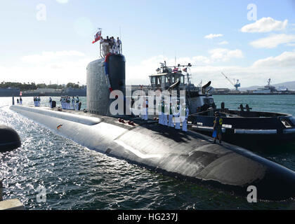 USS Mississippi (SSN-782) arrives at Pearl Harbor in November 2014 ...