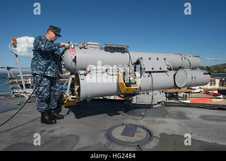 150204-N-ZE250-074 GUANTANAMO BAY, Cuba  (Feb.4, 2015) - Senior Chief Sonar Technician Tom Chavez inspects a surface vessel torpedo tube on the aft missile deck of Arleigh-Burke Class Guided Missile Destroyer USS Jason Dunham (DDG-109) while in port in Guantanamo Bay Feb. 4. USS Jason Dunham is currently underway in support of Operation Martillo, a joint operation with the U.S. Coast Guard and partner nations, within the 4th Fleet area of responsibility. (U.S. Navy photo by Mass Communication Specialist 3rd Class Weston Jones / Released) USS Jason Dunham operations 150204-N-ZE250-074 Stock Photo