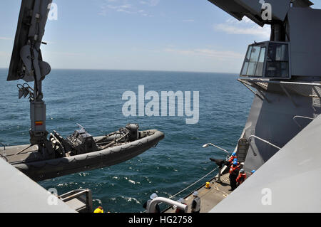 150509-N-GG458-054 ATLANTIC OCEAN (May 9, 2015) A rigid-hull inflatable boat is removed from the boat deck of the amphibious transport dock ship USS Arlington (LPD 24) and lowered into the water. Arlington is underway as part of the Amphibious Squadron (PHIBRON) 4 and the 26th Marine Expeditionary Unit (MEU) for PHIBRON-MEU Integrated Training (PMINT) in preparation for the ship's first operational deployment. (U.S. Navy photo by Mass Communication Specialist 2nd Class Stevie Tate/Released) USS Arlington operations 150509-N-GG458-054 Stock Photo