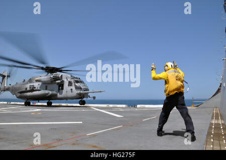 150509-N-GG458-162 ATLANTIC OCEAN (May 9, 2015) Aviation Boatswain's Mate (Handling) 3rd Class Opie Madlangbayan directs the take-off of a CH-53E Super Stallion helicopter from the flight deck of the amphibious transport dock ship USS Arlington (LPD 24). Arlington is underway as part of the Amphibious Squadron (PHIBRON) 4 and the 26th Marine Expeditionary Unit (MEU) for PHIBRON-MEU Integrated Training (PMINT) in preparation for the ship's first operational deployment. (U.S. Navy photo by Mass Communication Specialist 2nd Class Stevie Tate/Released) USS Arlington operations 150509-N-GG458-162 Stock Photo