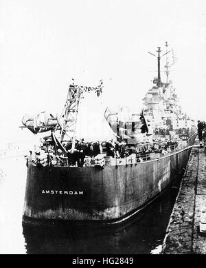 USS Amsterdam (CL-101) at Portland, Oregon, for Navy Day festivities, October 1945.  Collection of Fleet Admiral William D. Leahy, USN.  U.S. Naval Historical Center Photograph. USS Amsterdam (CL-101) at Portland, Oregon in October 1945 Stock Photo