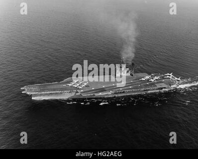 USS America (CVA-66) underway on 31 August 1965. Aircraft parked on her flight deck include nine Douglas A-4 Skyhawk attack planes, four McDonnell F-4B Phantom II fighters and three North American RA-5C Vigilante reconnaissance planes. USS America (CVA-66) underway on 31 August 1965 Stock Photo
