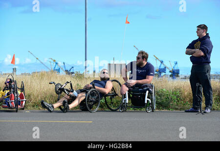 160224-N-PA426-028 PEARL HARBOR (Feb. 24, 2016) Sailors and Coast Guardsmen watch the completion of the cycling trials of the 2016 Wounded Warrior Pacific Trials Feb. 24, at Ford Island, Joint Base Pearl Harbor-Hickam, Hawaii. Fifty-six athletes competed in team and individual adaptive sports for spots on the Team Navy roster. Those selected will continue on to participate in the DoD Warrior Games this June. (U.S. Navy photo by Mass Communication Specialist 1st Class Meranda Keller/Released) Wounded Warrior Pacific Trials at Pearl Harbor (cycling) 160224-N-PA426-028 Stock Photo