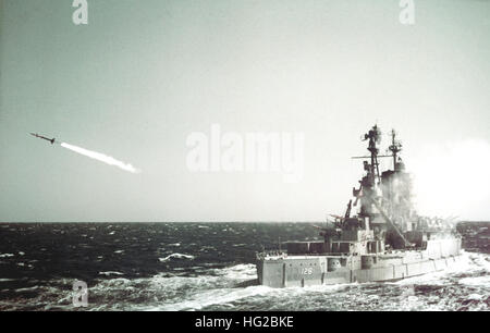 USS Mississippi (EAG-128) launches SAM Stock Photo - Alamy