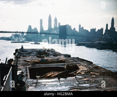 View of the wrecked flight deck aft of USS Franklin (CV-13) off Manhattan on 28 April 1945 Stock Photo