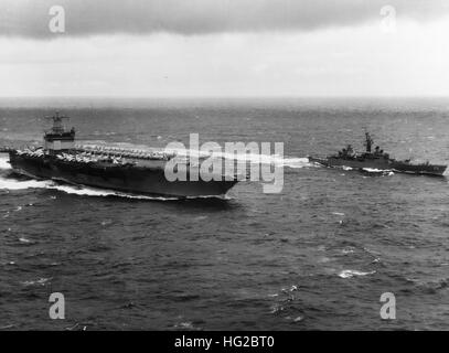 USS Enterprise (CVAN-65) and USS Bainbridge (DLGN-25) underway in the Atlantic Ocean in Feburary 1963 Stock Photo