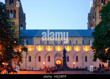 Pecs (Fünfkirchen): Cathedral square with the statue of Bishop Ignac Szepessy, , Baranya, Hungary Stock Photo