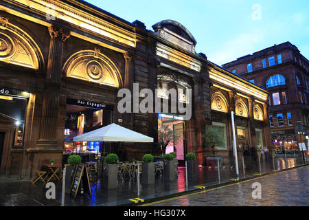 Trendy, independent Merchant Square, once 18th century tobacco warehouses, now restaurants, bars, boutiques and flats, Glasgow Stock Photo