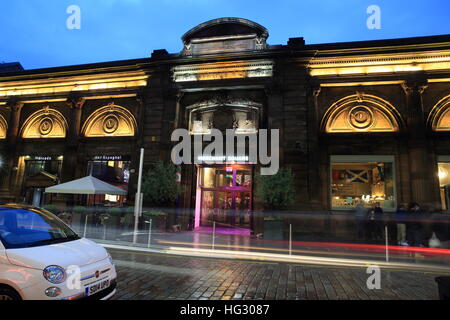 Trendy, independent Merchant Square, once 18th century tobacco warehouses, now restaurants, bars, boutiques and flats, Glasgow Stock Photo