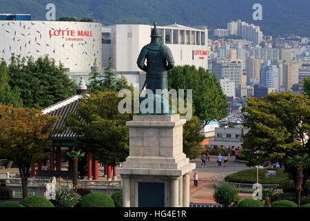 Admiral Yi Sun-Shin (Yi Sun-Sin) statue, Yongdusan Park, Busan, South Korea, Asia Stock Photo