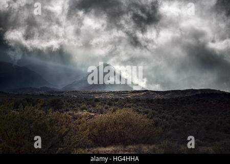 Dramatic clouds, fog, and mist along the boundary of the rain shadow effect behind the Mazatzal Mountain peaks in Arizona Stock Photo